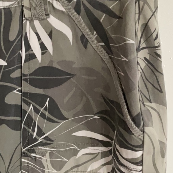 Gray and White Mini Pencil Skirt for Resort Wear - Picture 2 of 6